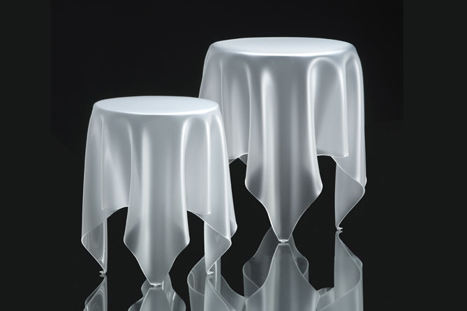 Illusion: Table d'appoint en acrylique transparent blanc par la marque Essey - SoDezign